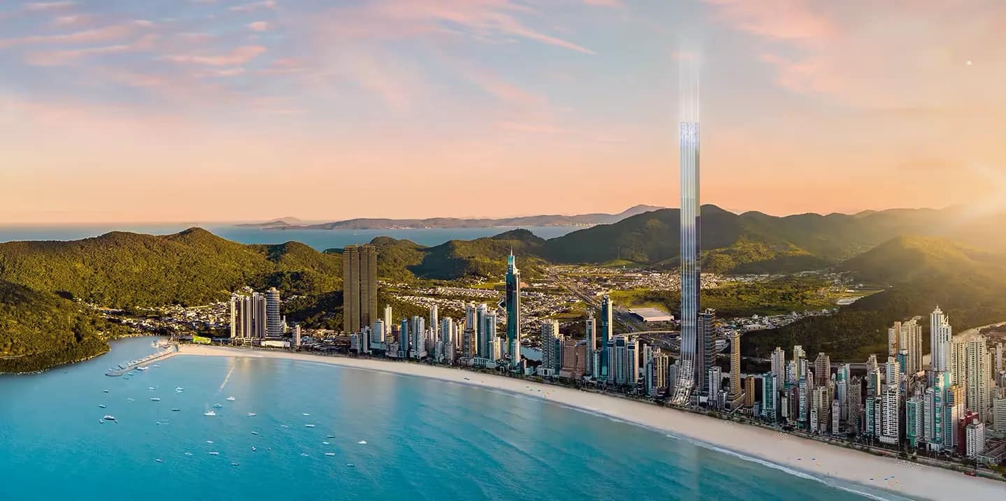 Senna Tower na orla de Balneário Camboriú, vista aérea da praia com a torre ao fundo